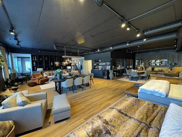 Lager, kontor og showroom ved RV 4