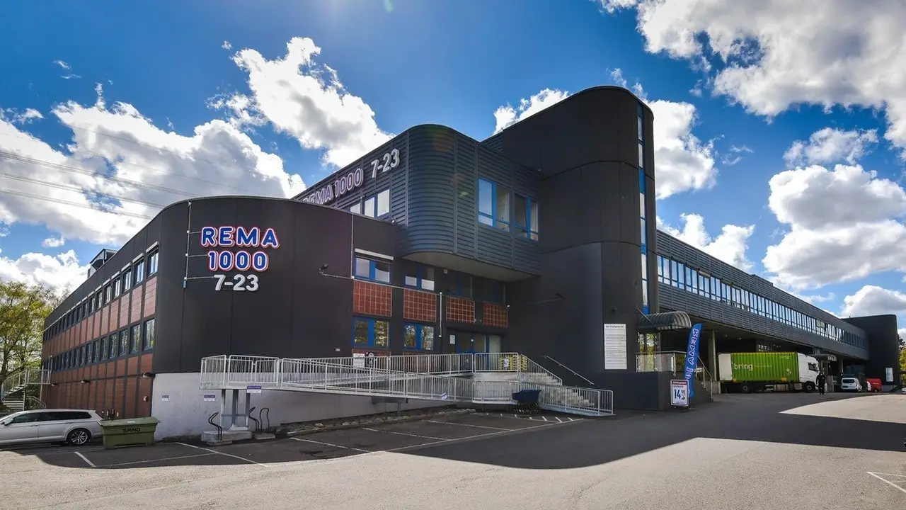 Stort lager med port på bakkeplan